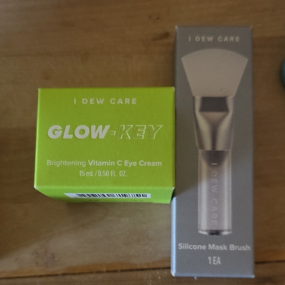 Anti Aging Hydrating Collection in White Basket Bundle - Picture 3 of 9